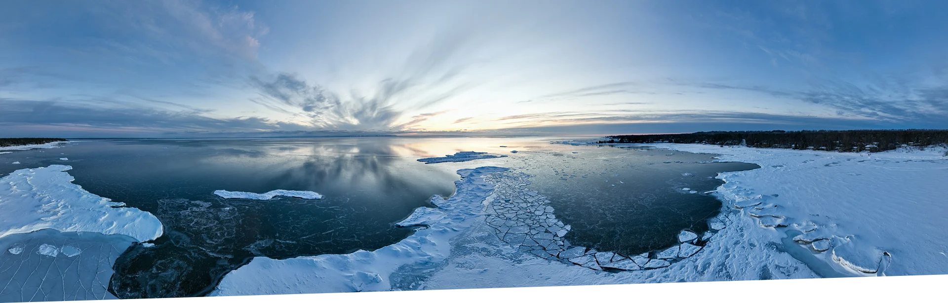 jezioro oblodzone lodem